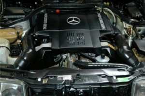 Den store V8 levner ikke meget plads i motorrummet!